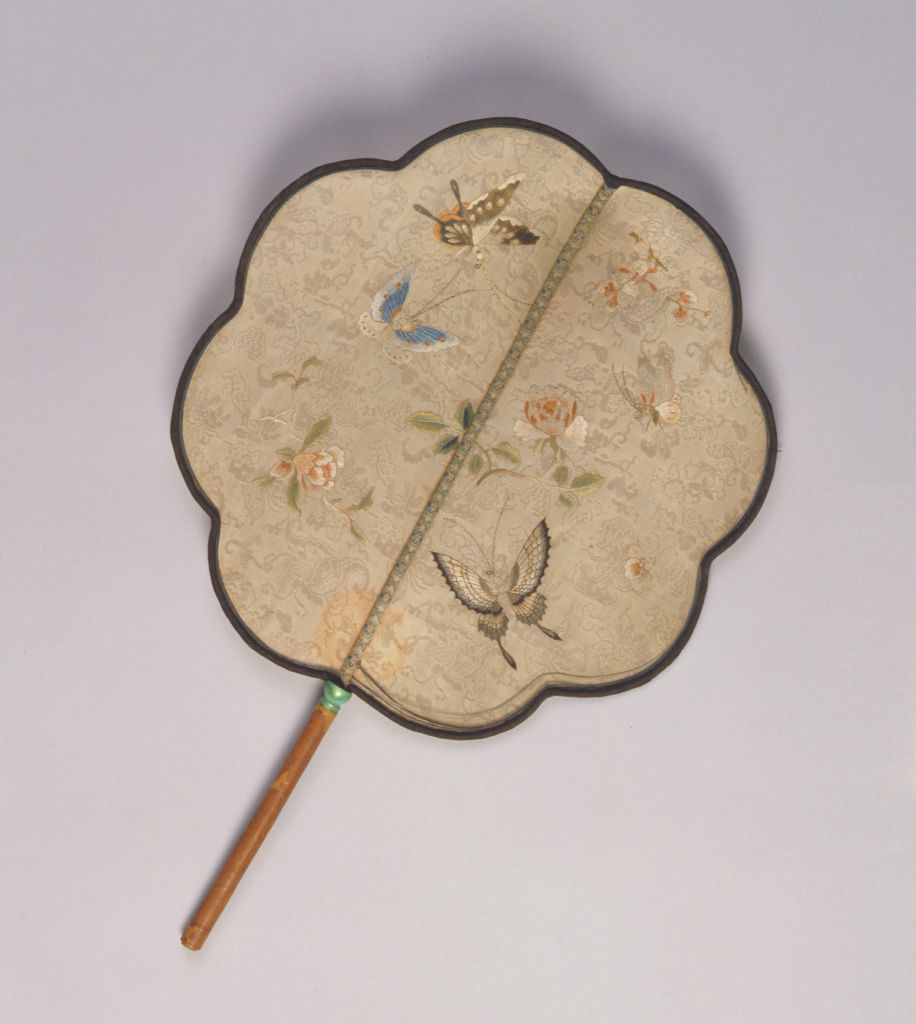 图片[1]-Bamboo handle yarn ground pile satin with embroidered butterfly fan-China Archive